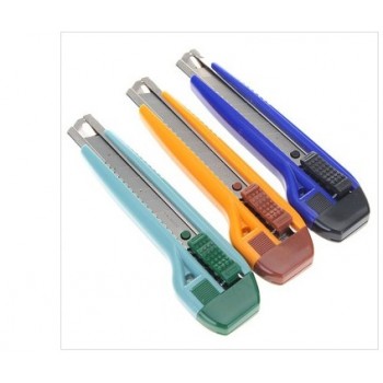 Large utility knife with metal sheath