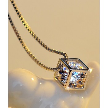 Zircon square silver pendant