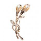 Callas delicate pearl brooches