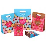 Heart-shaped clamshell gift bag